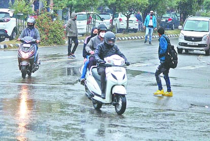 Heavy rain and snowfall in Jammu and Kashmir, air service disrupted, emergency helpline number issued