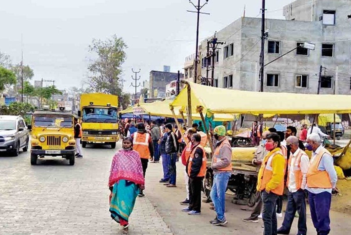 Indore: Warning given to traders - Do not put shop on the road or else the goods will be confiscated... Police and municipal staff reached Malwa Mill