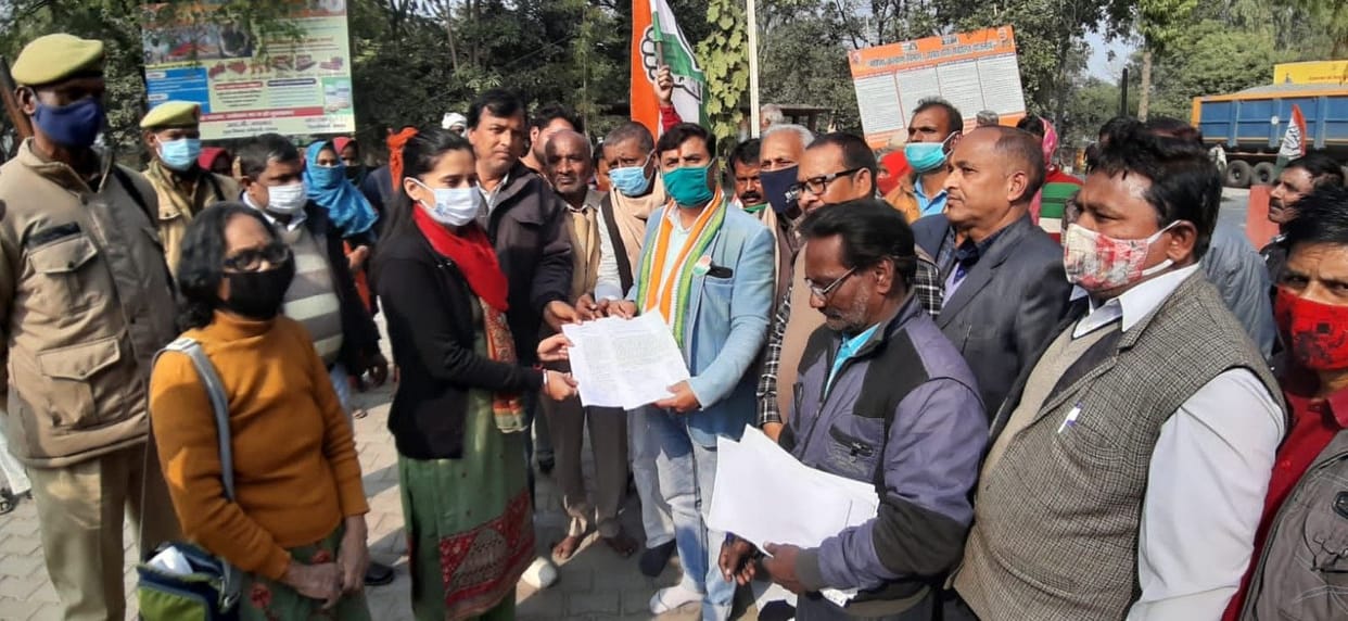 Hathras: Demonstration for action against companies running away with money