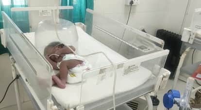 महिला जिला अस्पताल में भर्ती नवजात बच्ची।