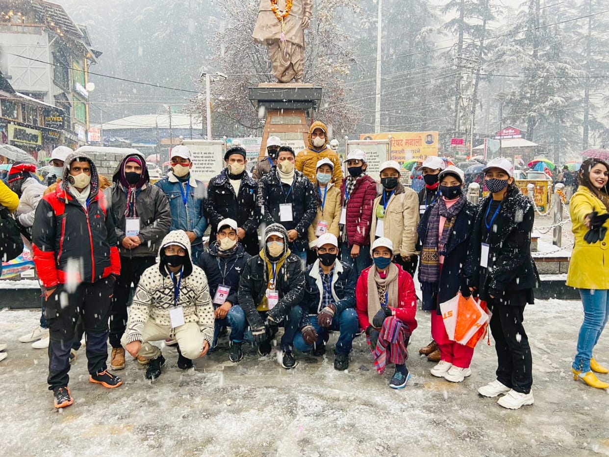 weather disturbe winter carniwal function  in manali people facing problem