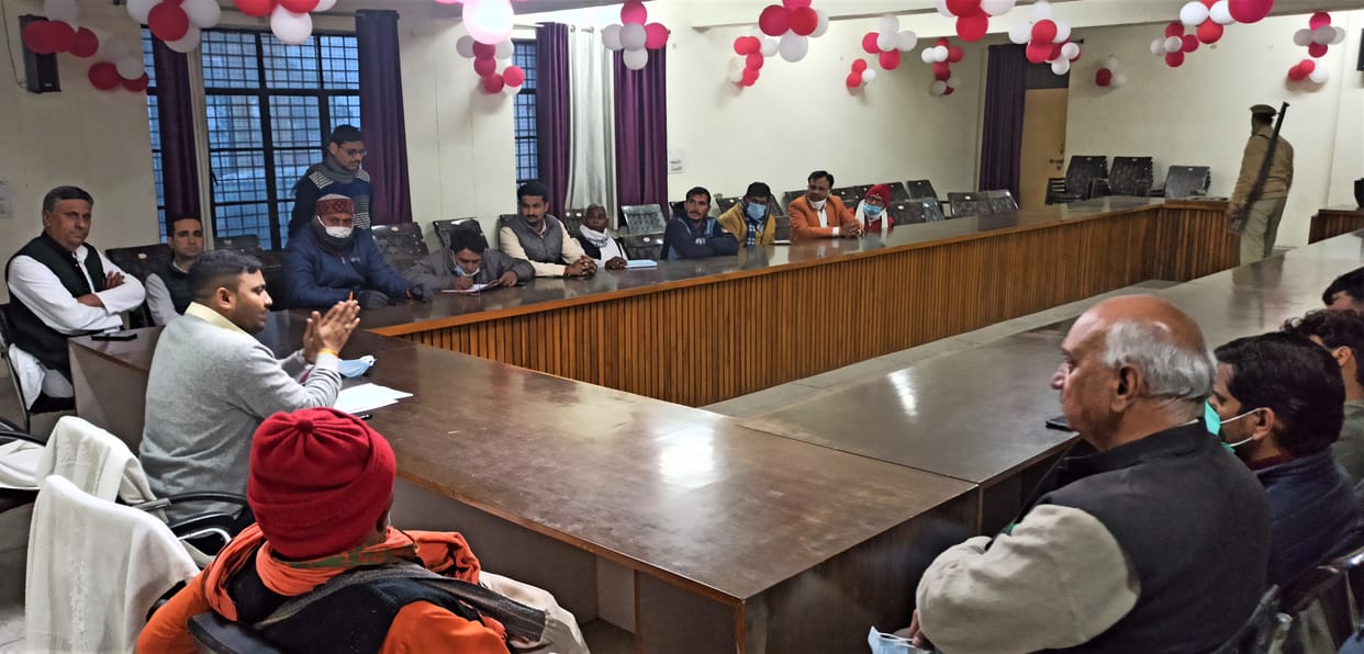 Hathras: View the voter list, file a complaint