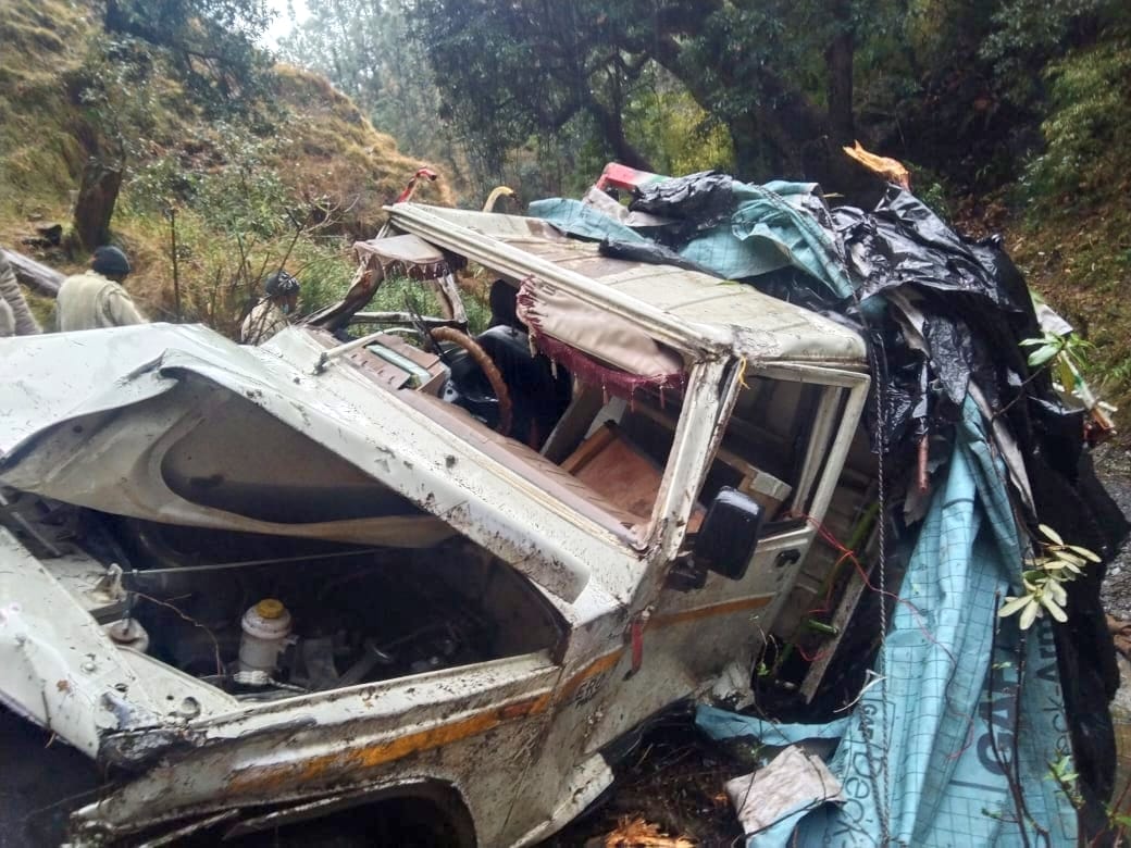 in sirmaur bhaladharipurdhar link road jeep fall down in khai one man died and one injured