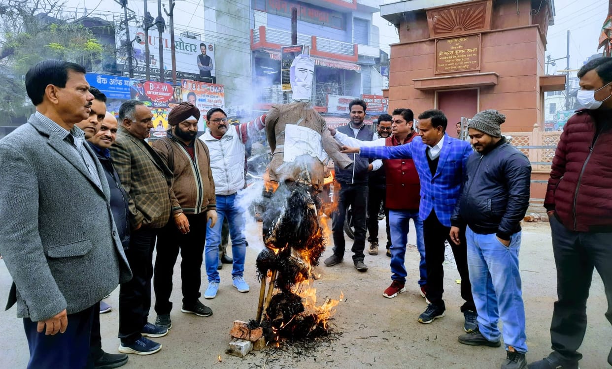 Traders protested against mandi fee by burning effigies