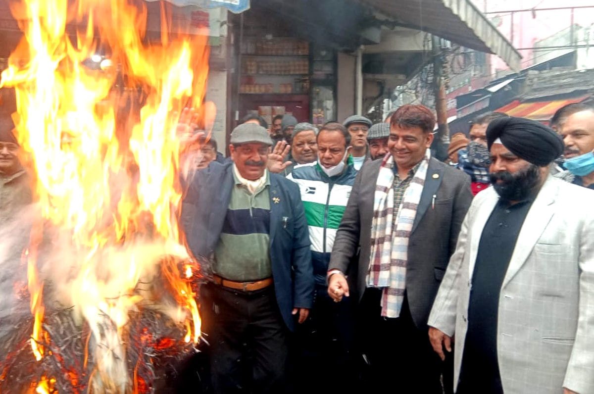 Traders burnt mandi fee effigy