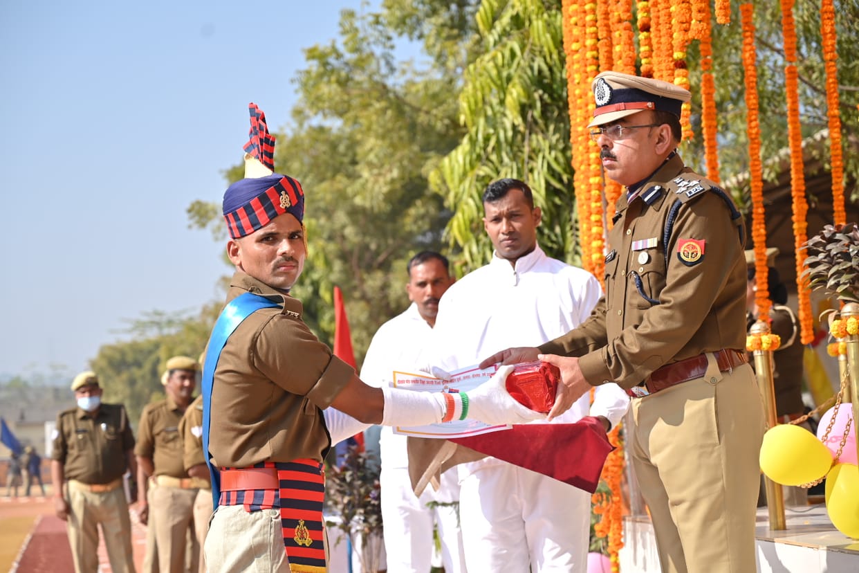 Sonbhadra : UP Police got 149 recruits, Ashu became the best trainee