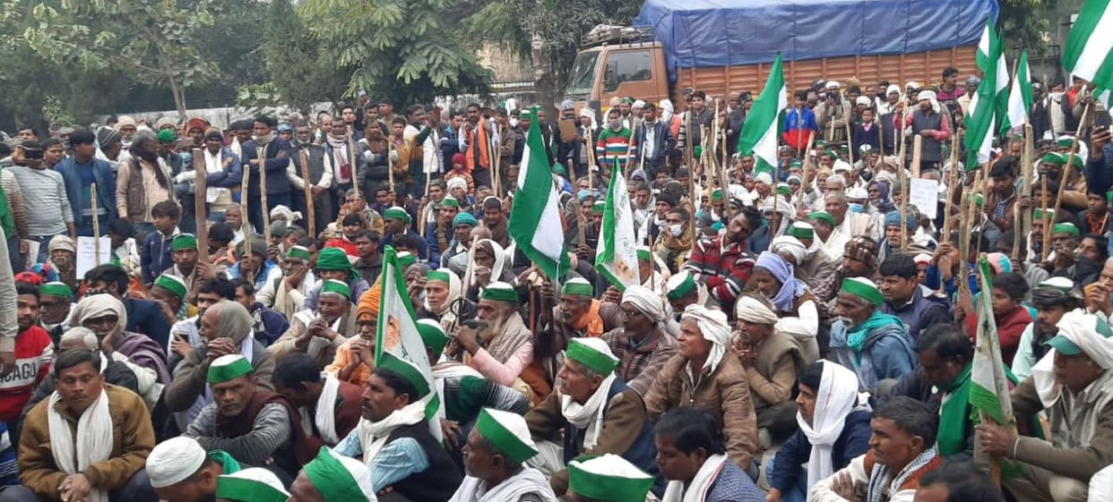 BKU leader and farmers surrounded DM office, shouting slogans