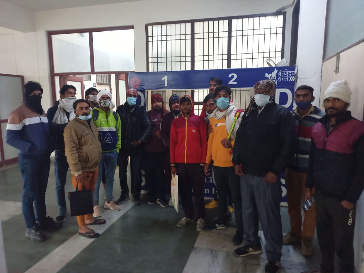 Brothers, walk to the Deputy Commissioner, such work will not do, people standing in Antyodaya Saral Kendra from 9 am to 1 pm, officers and employees did not reach