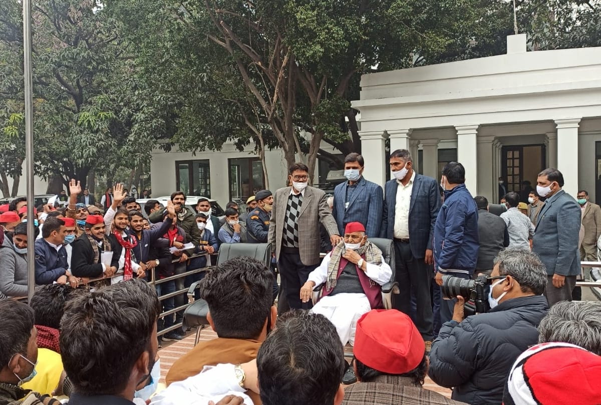 Mulayam Singh Yadav addressed party activists in Samajwadi party office in Lucknow.