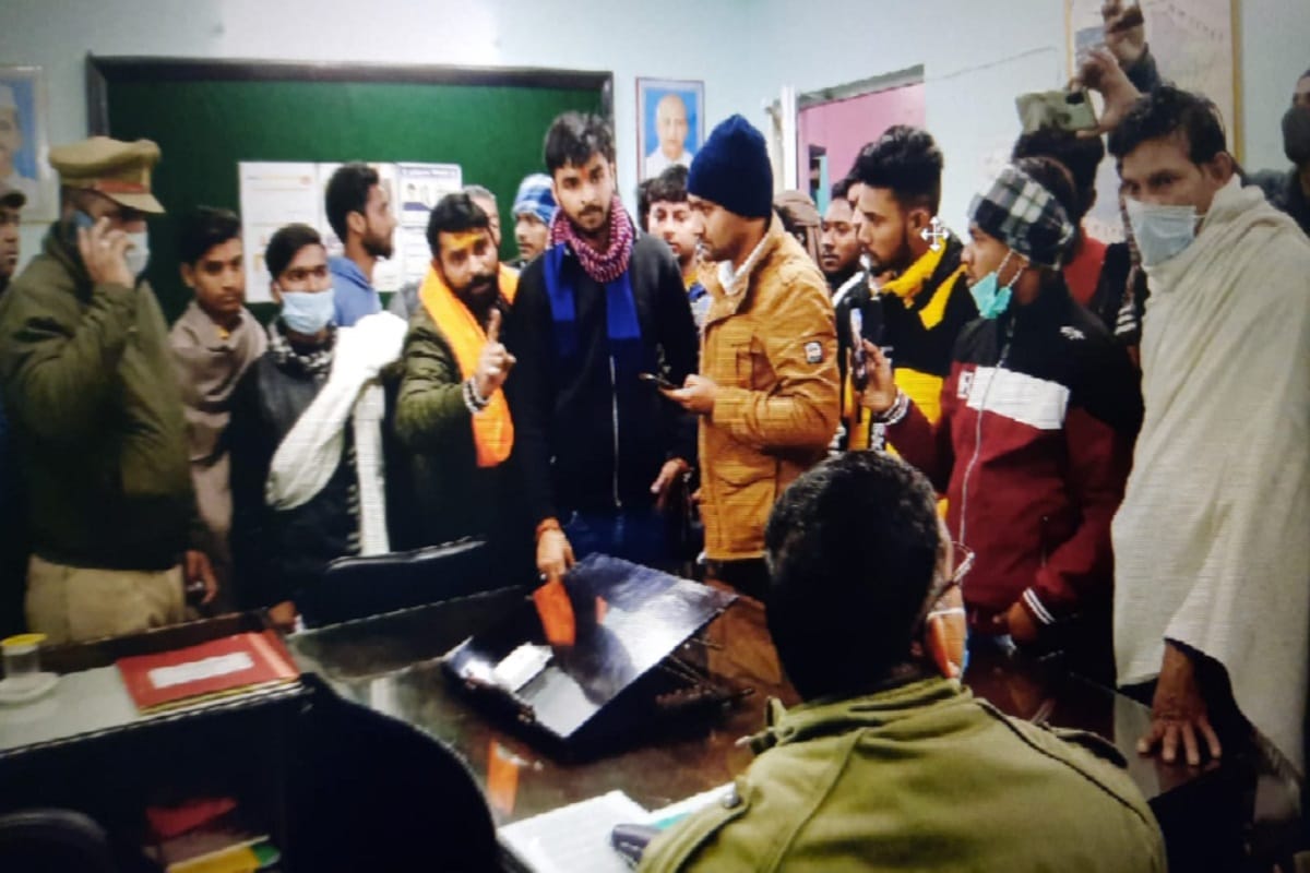 Hindu Sangathan Workers have protested in the CMO office in Saharanpur