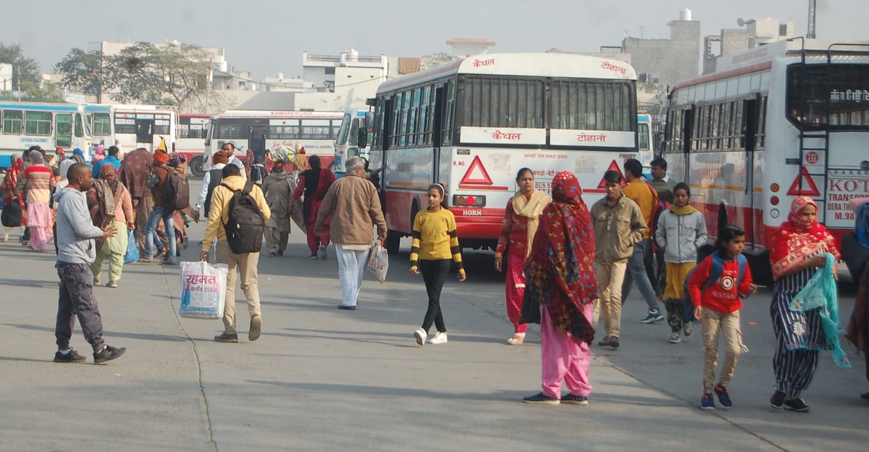 Passengers traveling in buses without masks