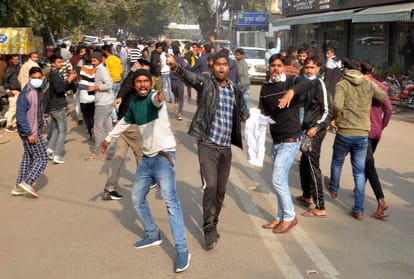 Competitive students came on the road demanding recruitment in Prayagraj