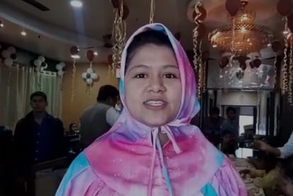 Shared happiness: Before marriage in Rajgarh, Madhya Pradesh, the bride fed 150 poor children favorite food in a big restaurant
