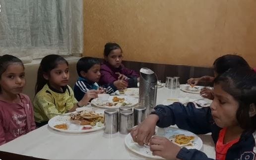 Shared happiness: Before marriage in Rajgarh, Madhya Pradesh, the bride fed 150 poor children favorite food in a big restaurant