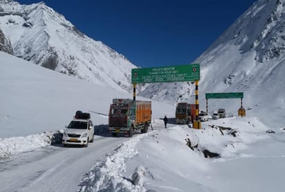 Heavy rain and snowfall in Jammu and Kashmir, air service disrupted, emergency helpline number issued