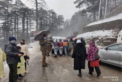 Heavy rain and snowfall in Jammu and Kashmir, air service disrupted, emergency helpline number issued