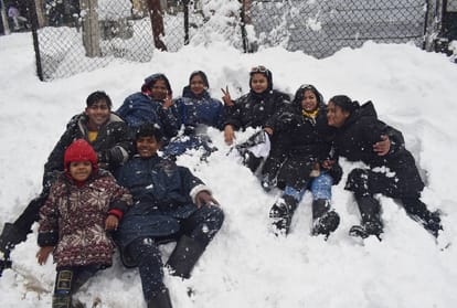 Heavy rain and snowfall in Jammu and Kashmir, air service disrupted, emergency helpline number issued