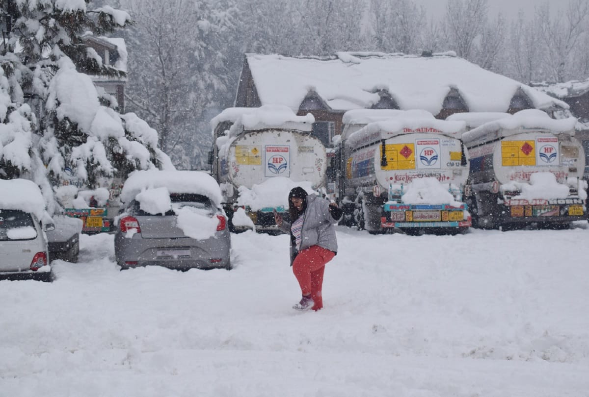 Heavy rain and snowfall in Jammu and Kashmir, air service disrupted, emergency helpline number issued