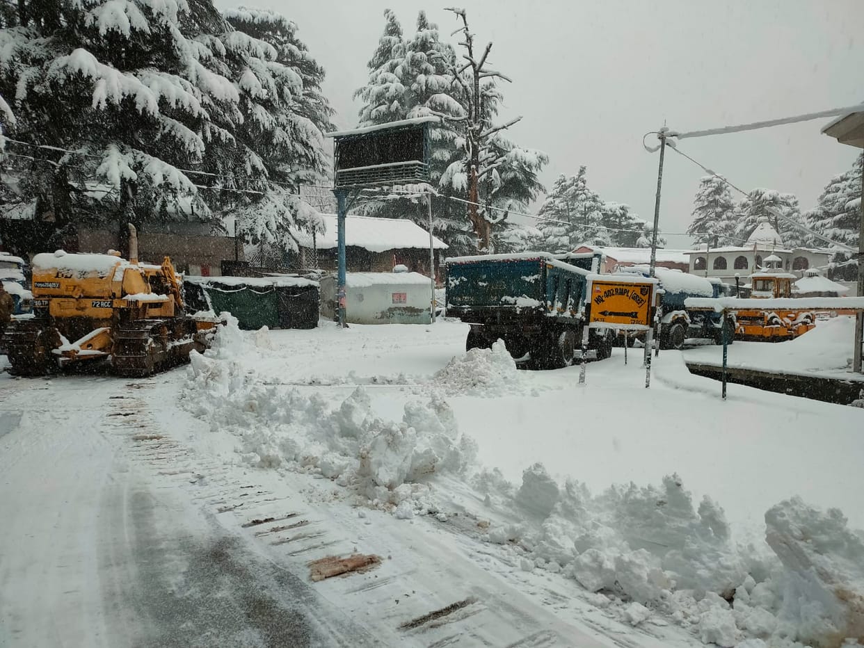 uttarakhand weather update today: Bad weather for the second day on Wednesday, snowfall continues on high peaks