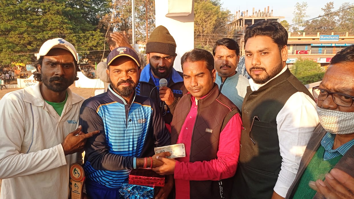Duddhi junior team won in the competition of thorns