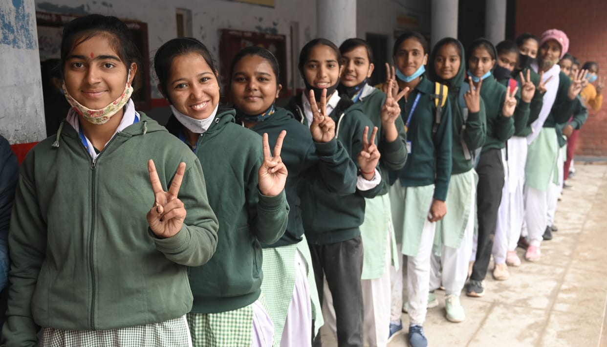 After getting the first dose of the vaccine, the faces of the girl students blossomed
