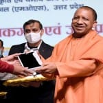 योगी सरकार पहले भी स्मार्टफोन और टैबलेट का वितरण कर चुकी है।