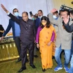 सीएम जयराम ठाकुर ने पत्नी सहित डाली सराजी नाटी।
