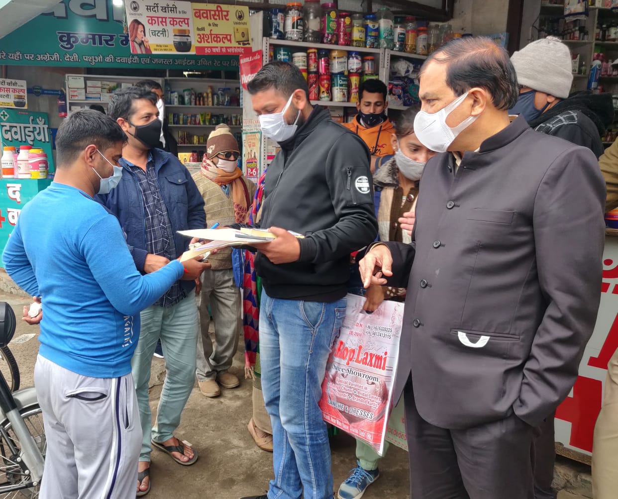 DC got policemen without masks, 25 customers were also found in sweet shop