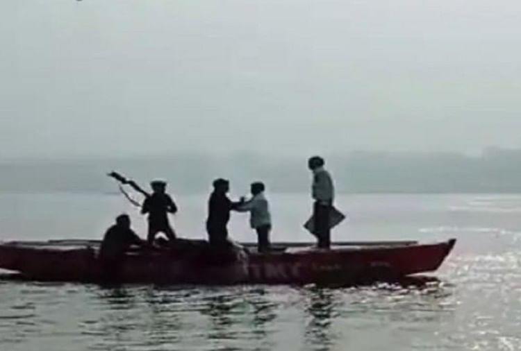 Crime In Varanasi Fight Across Sand In Front Of Assighat Gun Was Waved Video Went Viral Amar