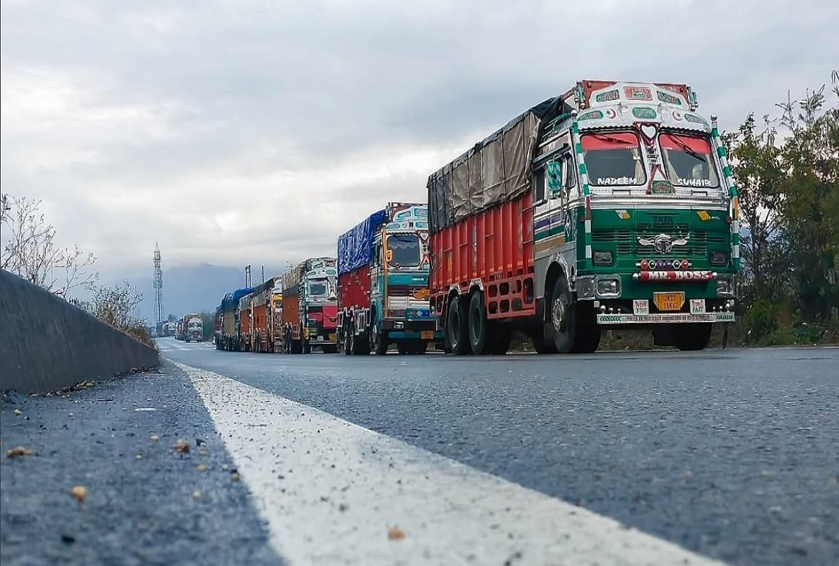 Jammu and Kashmir: Vehicular movement closed on Jammu-Srinagar National Highway, stones falling from mountains in different parts