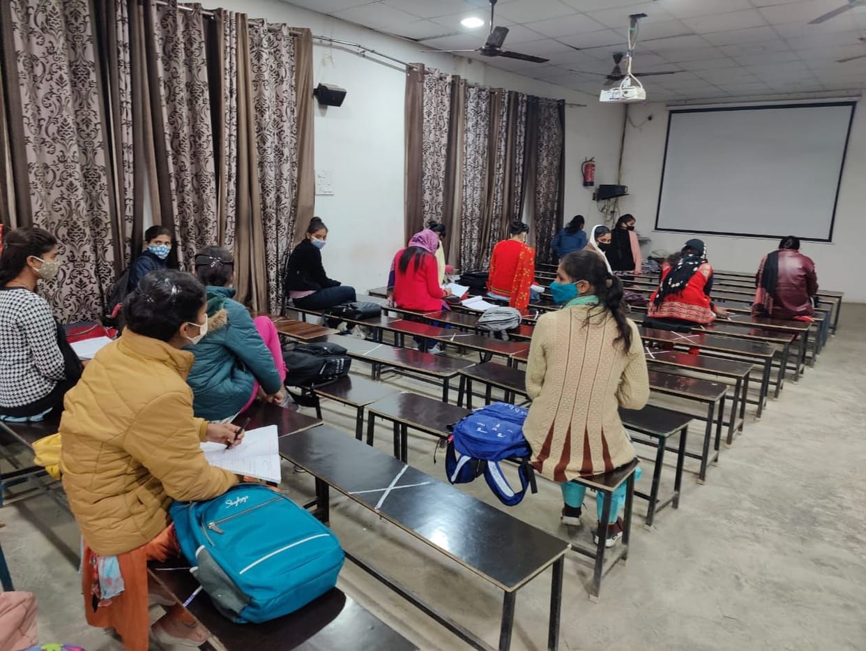 SDM raided private coaching centers, challan of five thousand was deducted if the class was seen