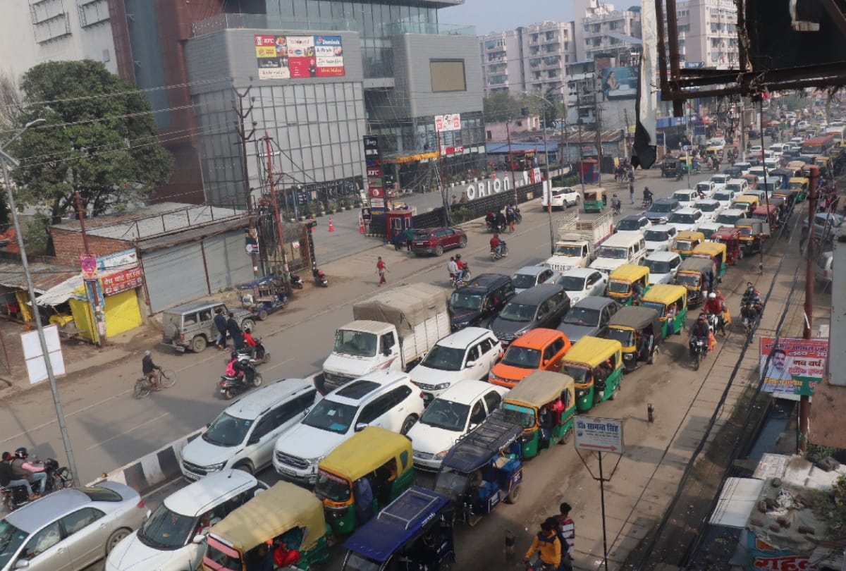 Vehicles stuck due to heavy traffic throughout day in Gorakhpur