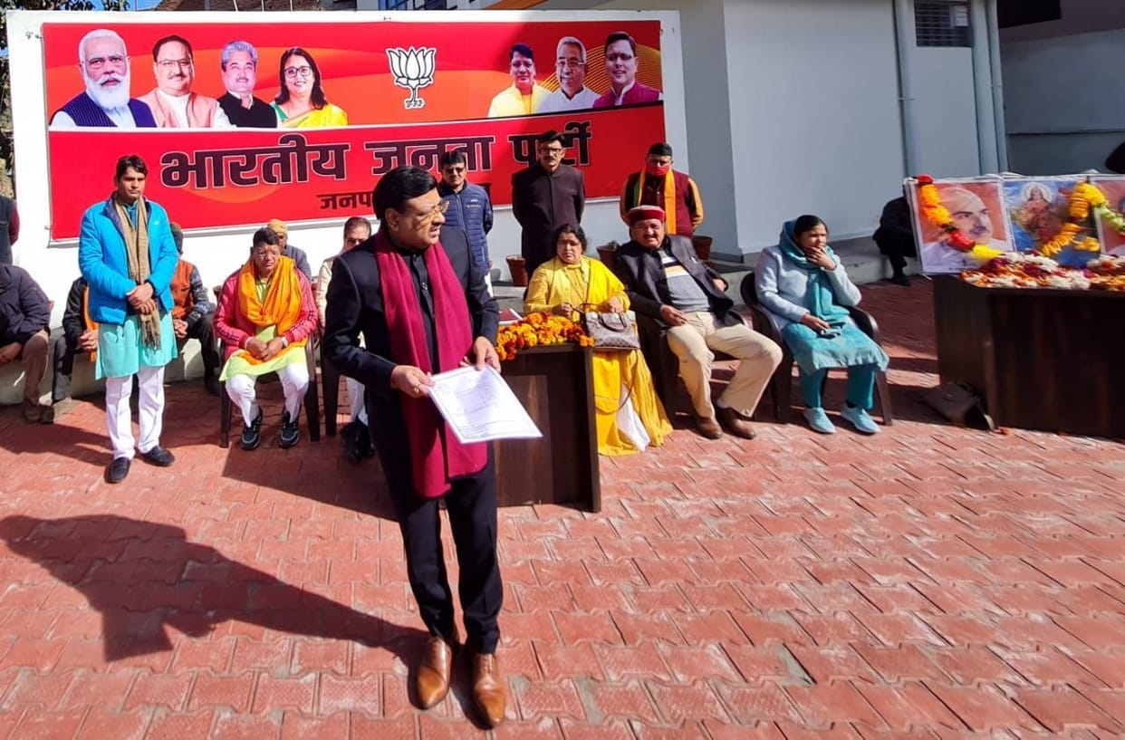 Party observers took opinion in the meeting of workers