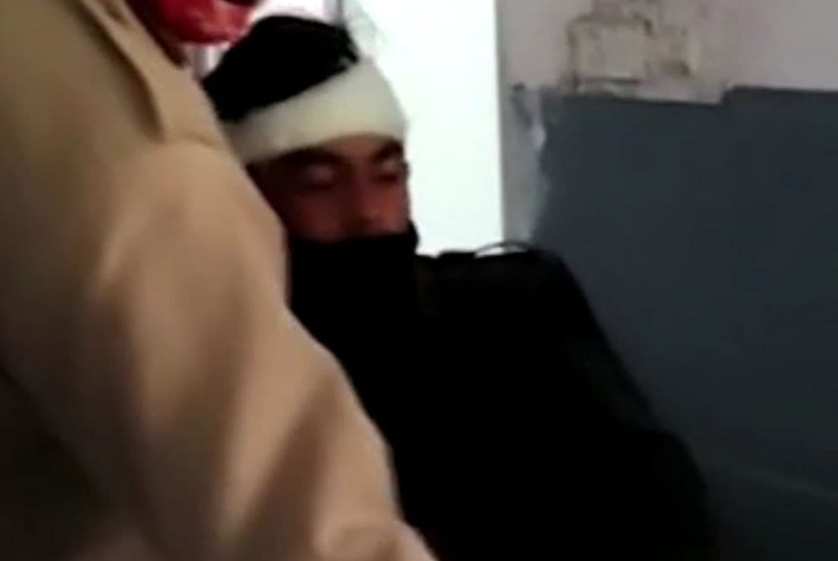 Indore: Police confronts dacoits, dacoits ran away by pelting stones at jawans, rifles also snatched... injured jawan admitted to hospital