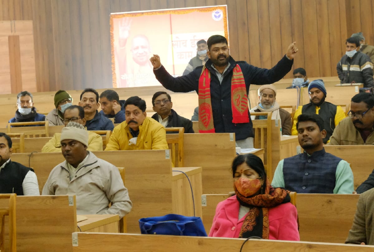 BJP and SP councilors Ruckus in Gorakhpur Municipal Corporation board meeting