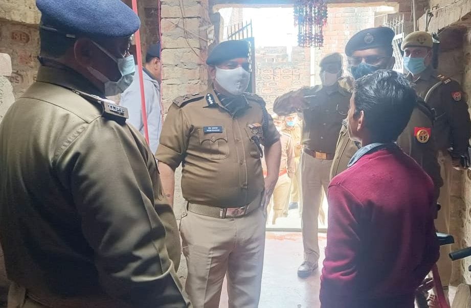 fathepur news,Outpost incharge changed, ADG took stock of the robbery site