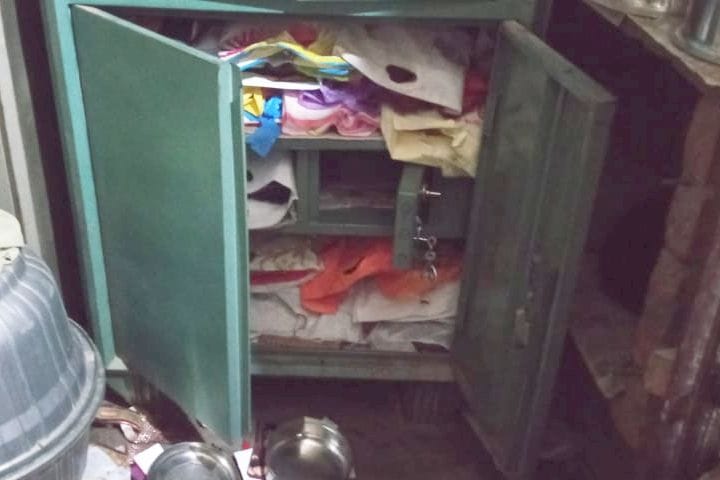 fathepur news,Eight lakh stolen from medical store operator's house