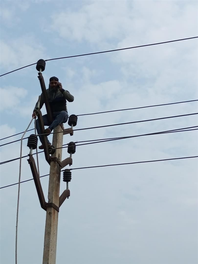 Hathras: Power stalled in many areas due to strong wind and rain