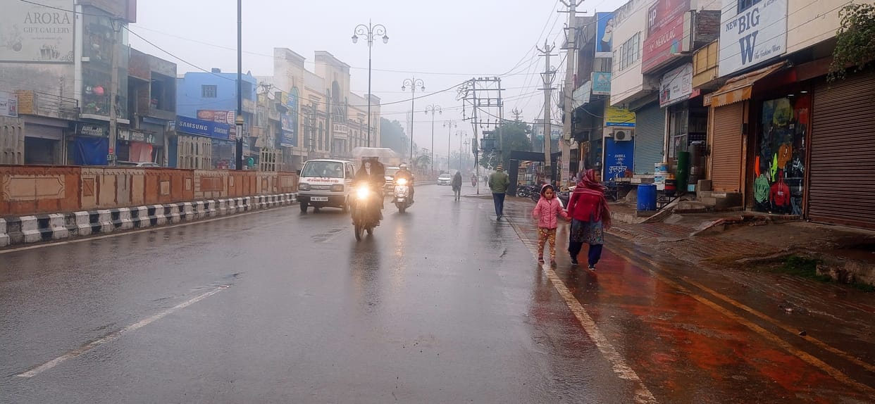 The temperature dropped due to drizzling rain, increased cold , Kurukshetra