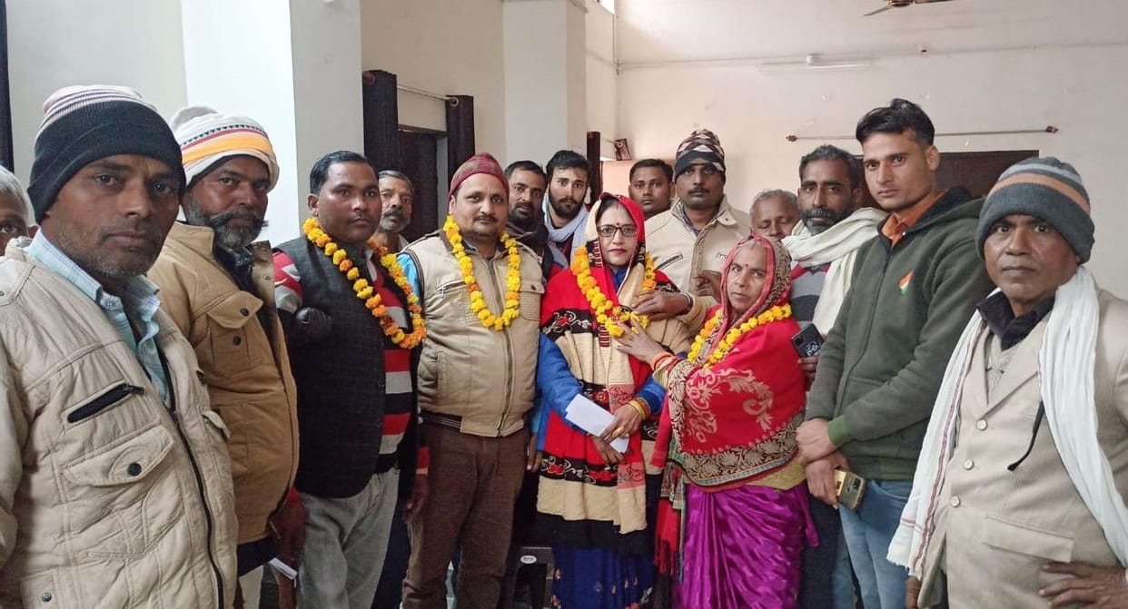 Hathras: Baby Dixit became the Block President, Phoolmala Vice President