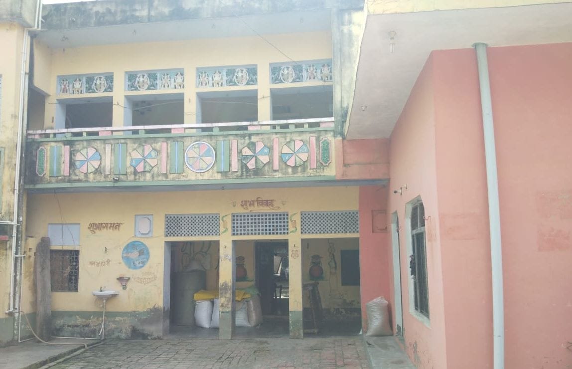 fathepur news,Neighboring and courtyard divided into two districts border
