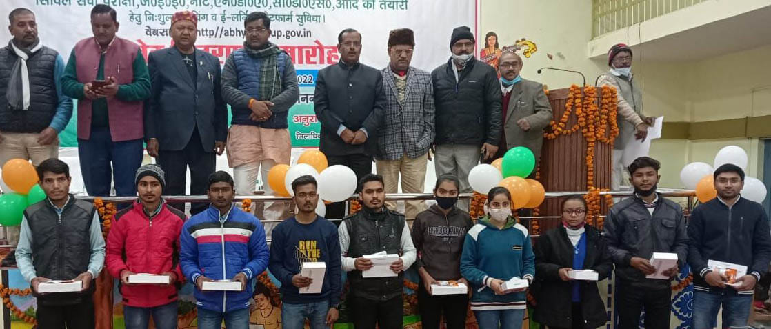 Use tablet to make future, Divisional Commissioner advised students