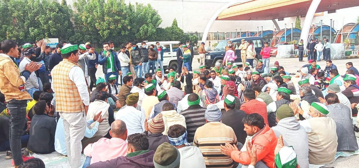 Angry farmers made one hour toll free on Yamuna Expressway