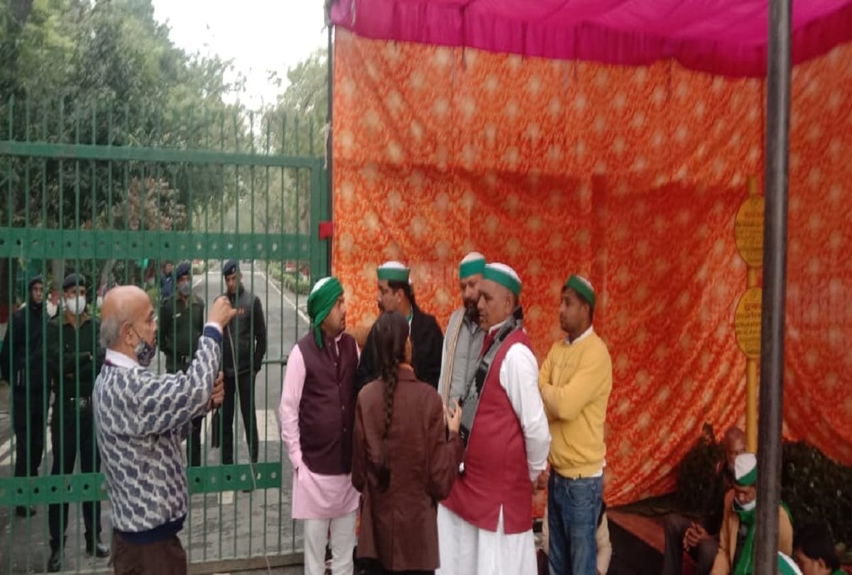 Noida: Farmers gherao the authority office accusing it of not resolving after assurance