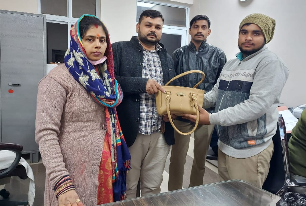Purse found in Gorakhpur zoo returned by zoo keeper