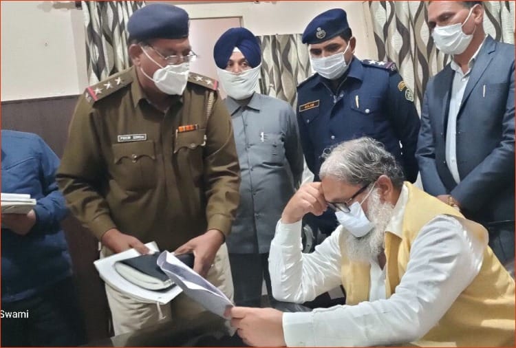 Haryana Home Minister Anil Vij did surprise inspection at Shahbad police station