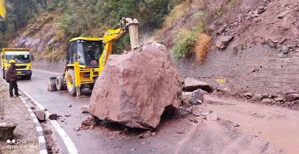 Traffic one way on Kalka-Shimla NH as boulder falls from hillside