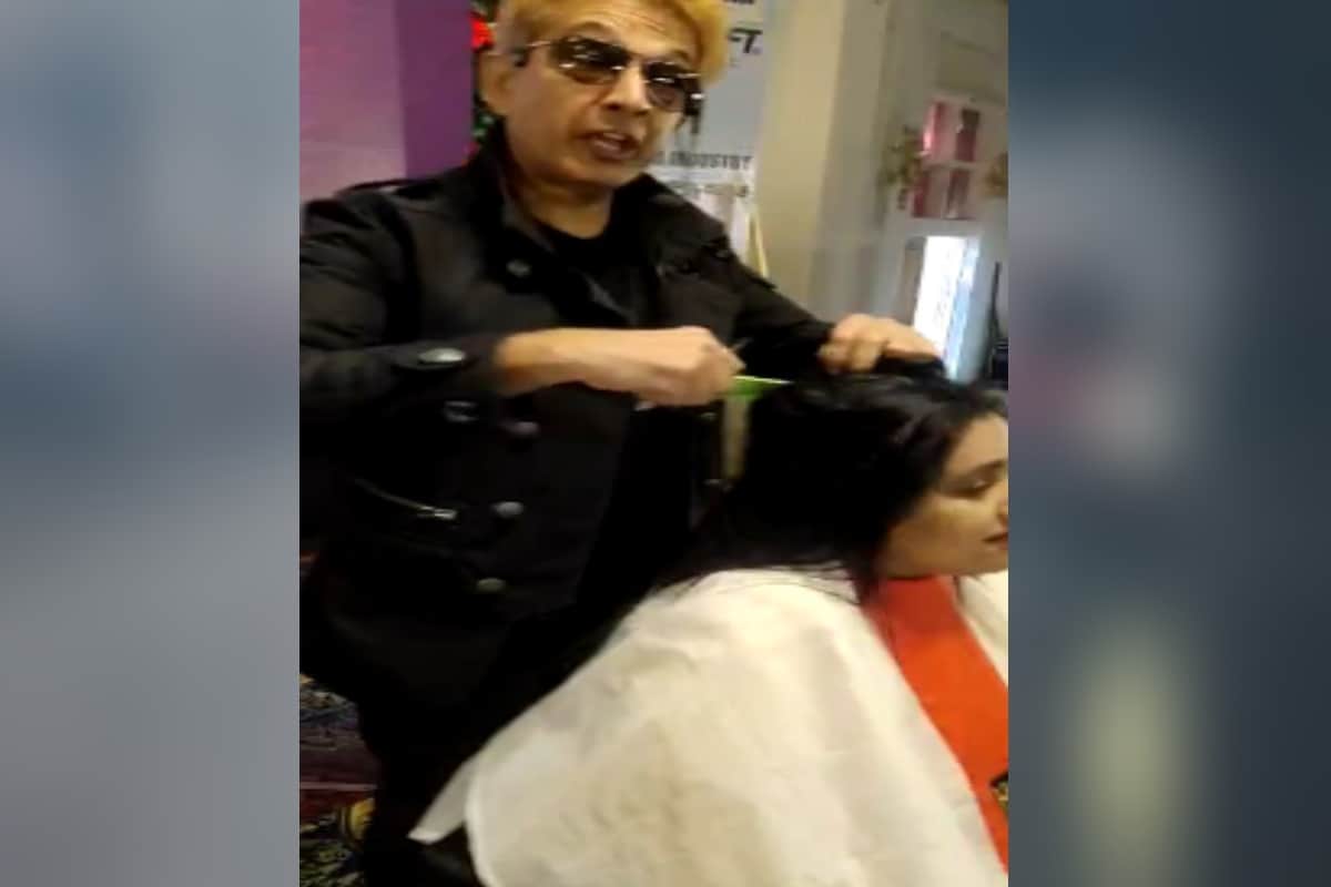 Famous hairdresser Javed Habib has spat on the hair of a woman head in a program in Muzaffarnagar and video viral in-country