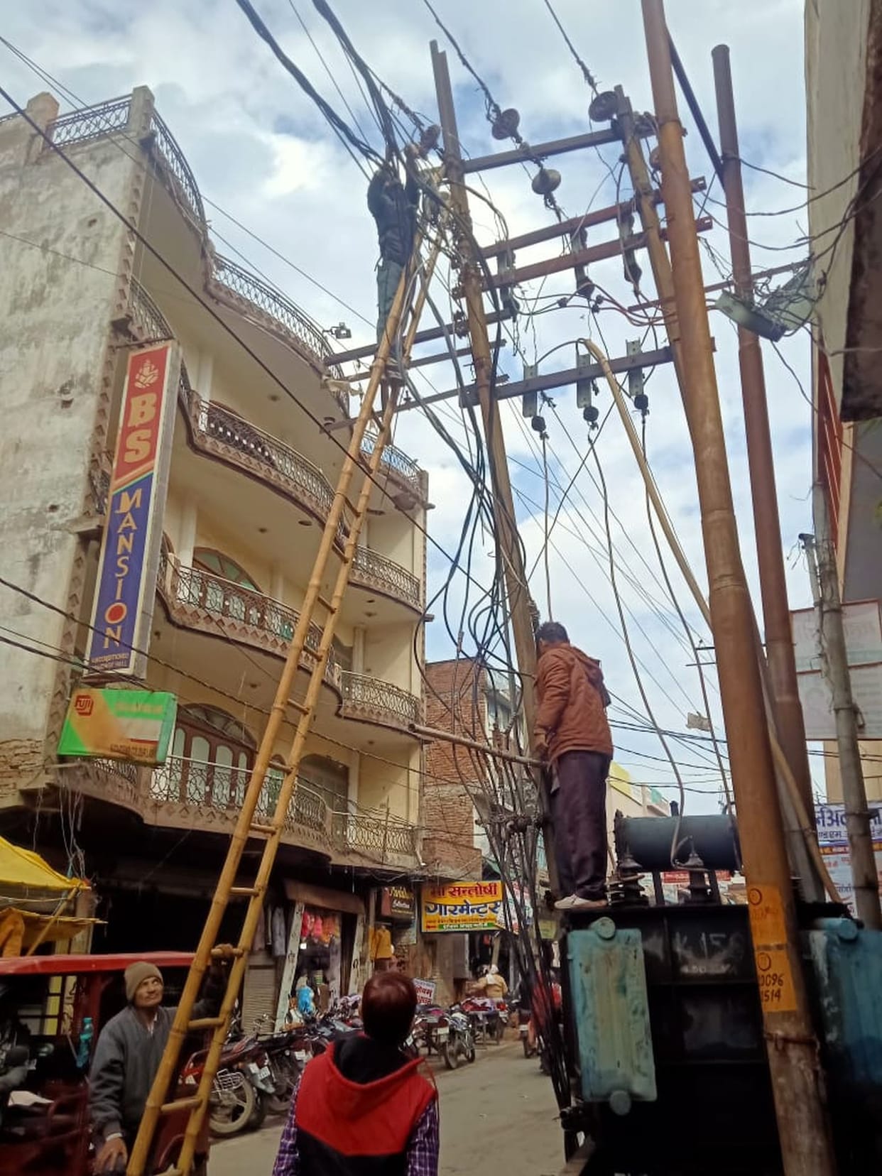 Half the city and 300 villages lost electricity due to faults