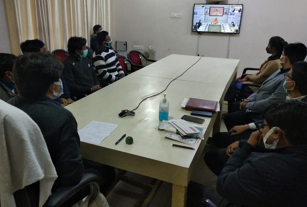 CM Yogi Adityanath talked to beneficiaries of various schemes